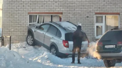 Автомобиль врезался в двухэтажный дом в Хромтау