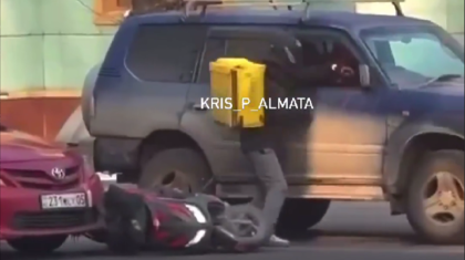 «Чуть не убил»: дорожный конфликт с участием мопедиста сняли на видео в Алматы