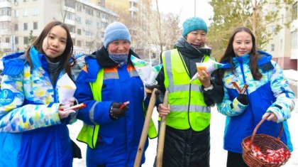 Волонтеры угостили работников коммунальных служб баурсаками и горячим чаем в Астане