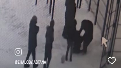 Женщина напала на мальчика и избила его в Астане: видео появилось в Сети