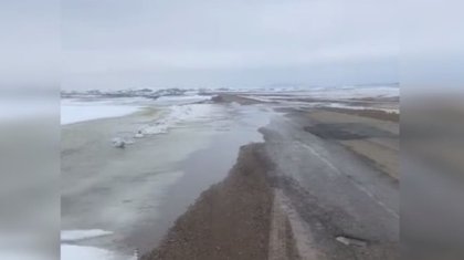Талые воды затопили дорогу в Абайской области