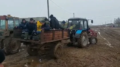 Школьников повезли в прицепе трактора на ЕНТ в ЗКО