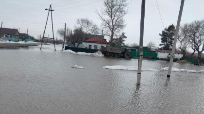 Талыми водами топит село недалеко от Астаны. Фото