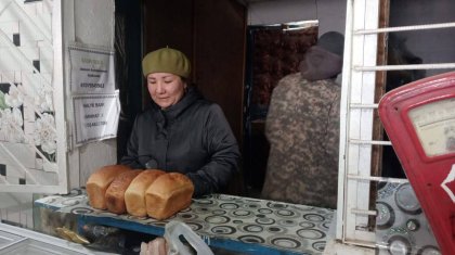 Полицейский раздал бесплатно хлеб в Костанайской области
