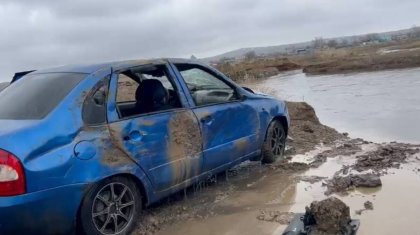 Автомобиль упал с моста в Абайской области