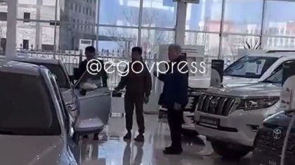 Видео с чиновником в автосалоне объяснили в акимате Атырау