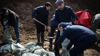 Тысячи неравнодушных казахстанцев отправились в затопленные города и села