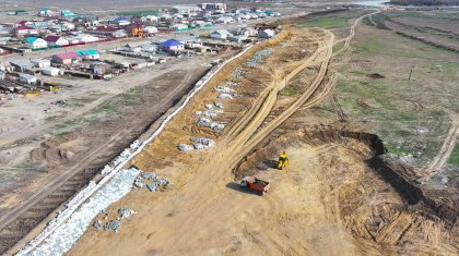 Более 100 км защитных дамб построили за шесть дней в Атырау