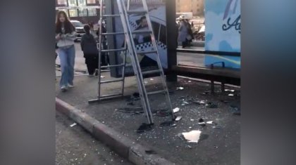 Рекламный щит упал на остановку: три актюбинки попали в больницу