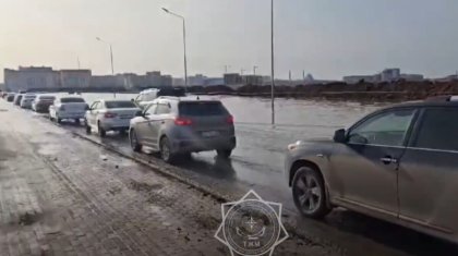 Дорогу подтопили талые воды в Астане (ВИДЕО)