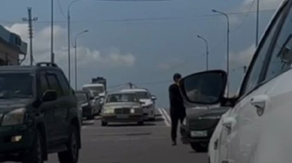 Мужчина регулировал движение на перекрестке в Шымкенте: его наказали (ВИДЕО)
