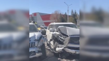 72-летний водитель Infinity перепутал педали и совершил ДТП в Усть-Каменогорске (ВИДЕО)