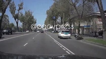 Патрульная машина сбила мопедиста в Алматы: ДТП попало на видео