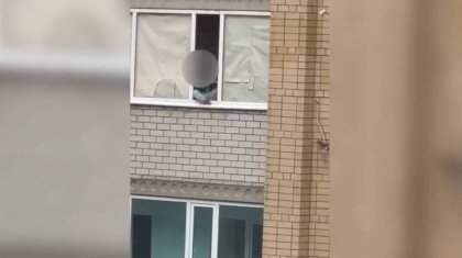 Сидящий на подоконнике балкона шестилетний мальчик напугал жителей Актобе (ВИДЕО)