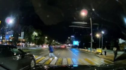 Пешехода сбила машина в центре Алматы: момент ДТП попал на видео