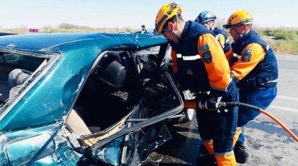 Двух женщин зажало в искореженном авто в Кызылординской области