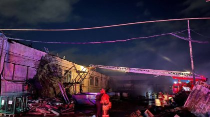 В Актобе горит склад со стройматериалами