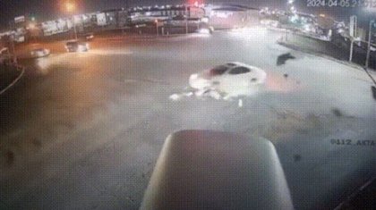 Взлетел в воздух: мопедист пострадал в жутком ДТП посреди Актау (ВИДЕО)