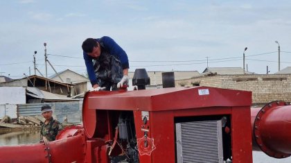 Половодье в Казахстане: в Кульсары продолжают откачивать воду из домов