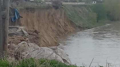В селе ВКО огороды и хозпостройки падают в реку Иртыш