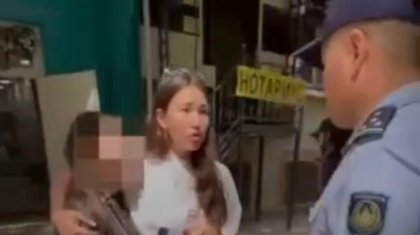 Нападение полицейского на девушек попало на видео в Шымкенте
