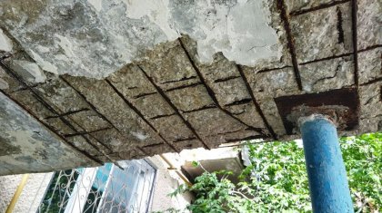 Кусок козырька от подъезда едва не убил грудничка в Актау