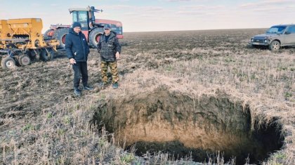 Глубокая яма самопроизвольно образовалась в поле в Костанайской области