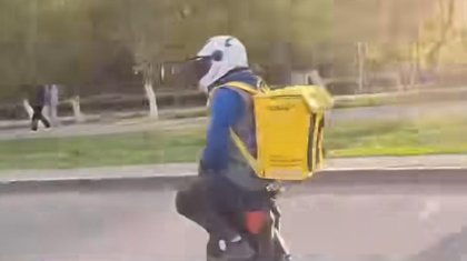 Павлодарский курьер удивил Казнет своим транспортом (ВИДЕО)