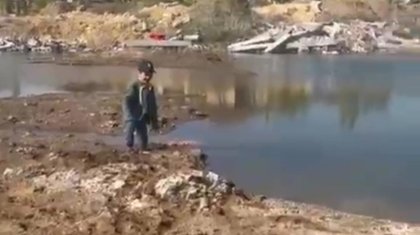 Ребенок застрял в грязи в Астане