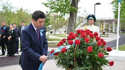 Председатель Мажилиса возложил цветы к памятнику Маншук Маметовой