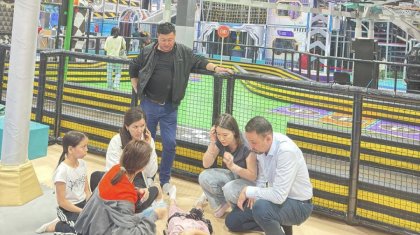 Ребенок сорвался с высоты в игровом центре Атырау