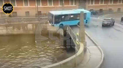 Автобус с пассажирами рухнул с моста и затонул в реке (ВИДЕО)