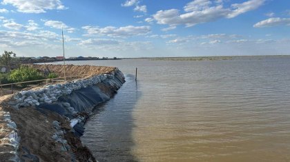 Жители Атырау в две смены контролируют уровень воды в реке Жайык