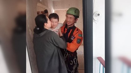 Пожарные забрались на пятый этаж, чтобы спасти малыша в Талдыкоргане (ВИДЕО)