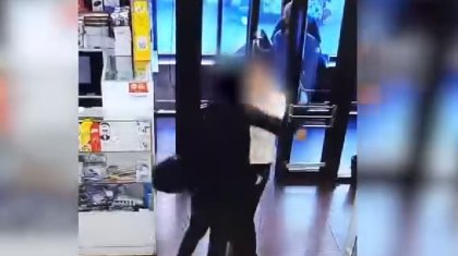Грабитель, укравший энергетик, ударил девушку в минимаркете в Астане (ВИДЕО)