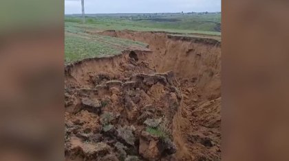 Провал в земле появился в Акмолинской области (ВИДЕО)