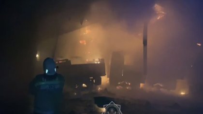 Склад со спецтехникой сгорел в Костанайской области (ВИДЕО)