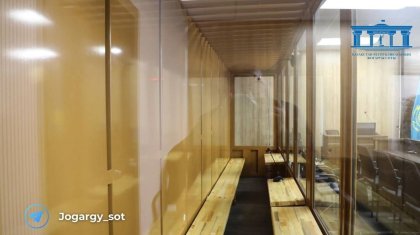 Подсудимые и потерпевший сидели вместе на скамье в суде Карагандинской области