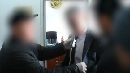 Получившего взятку главу Шымкентской противочумной станции оставили на свободе