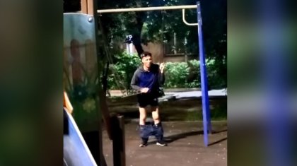Мужчина со спущенными штанами на детской площадке напугал алматинцев (ВИДЕО)