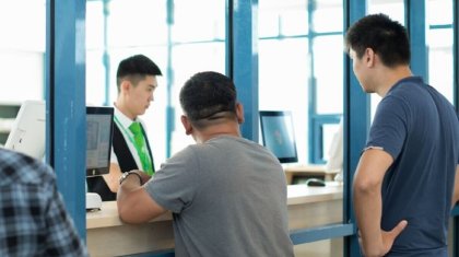 Казахстанцам рекомендуют не обращаться к «помогайкам» в спецЦОНах