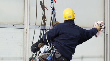 Веревку перерезали промышленному альпинисту в Рудном (ВИДЕО)