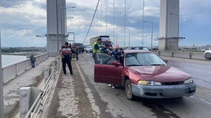 Женщина на мопеде спровоцировала массовое ДТП на мосту в Семее