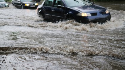 Девушка на доске для серфинга переплыла улицу после дождя в Астане (ВИДЕО)