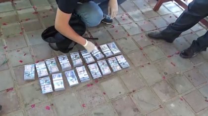 Застукали с поличным: появилось видео задержания главы Актауского суда