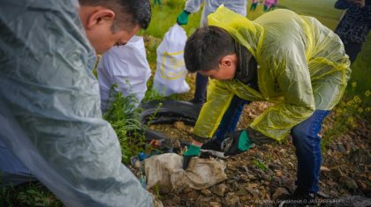 Продолжается road-эстафета «Таза Қазақстан»: волонтеры «Жастар Рухы» борются с вандализмом