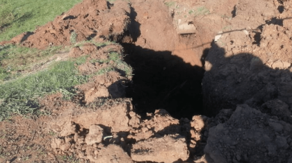 Рабочего завалило землей во время прокладки водопровода в СКО