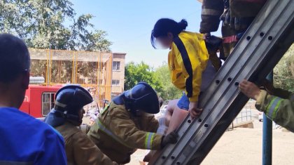 Спасатели сняли с козырька подъезда девушку в Акмолинской новости