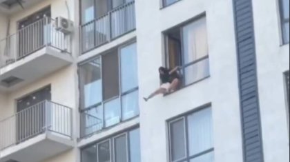 Девушка сорвалась вниз с седьмого этажа в Алматы (ВИДЕО)