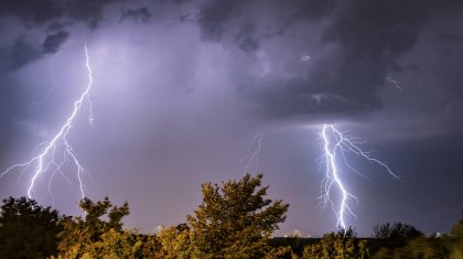 Порывистый ветер и грозы: штормовое предупреждение объявлено в регионах Казахстана